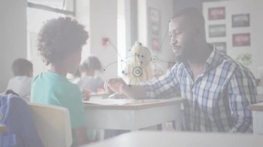 Erkek öğretmen sınıftaki kız öğrenciye beşlik çakıyor, şeffaf ağ örtüsü gösteriyor. İşbirliği, akıl hocalığı, yenilik, öğrenme, eğitim, coşku, bağlantı