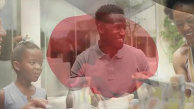 Aile üyeleri verandada cam masaya yaslanarak şeffaf pazarlama örtüsü sergiliyorlar. Aile, toplanma, açık hava, yaşam tarzı, samimi, canlı, doğa.