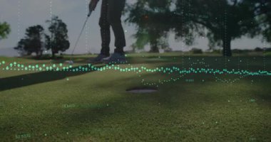 Golfçü yeşilin üzerinde duruyor, yüzen nokta ve sayılarla spor verilerini gösteriyor. Sporcu, günlük, şık, analitik, açık hava, hassasiyet, teknoloji