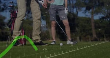 Golf ortakları yeşile bulanmış, sayısal etiketlerle yarı saydam finansal grafikler sergiliyorlar. Spor, eğlence, açık hava, profesyonellik, modern, canlılık, takım çalışması