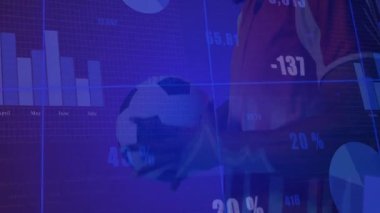 Spor panelinde topu tutan erkek futbolcu, çizelge çizgileri ve çizelge ölçüleri gösteriyor. Sporcu, fitness, performans, dijital, veri, analiz, görselleştirme