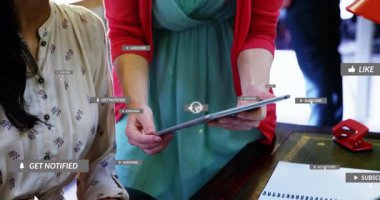 İş arkadaşları toplantıda tablet üzerinde sosyal medyayı tartışıyor, yüzen LIKED, alt-scRIBED simgeleriyle. İşbirliği, takım çalışması, dijital, iletişim, modern, iş dünyası, teknoloji