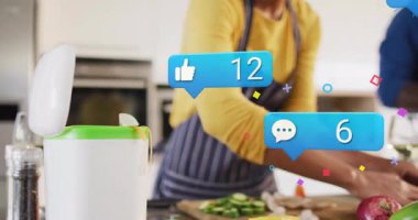 Kadın mutfak tezgahında kabak doğruyor, sağlık pazarlaması için sosyal medya ikonları gösteriyor. Aşçılık, işbirliği, modern, iç mekan, tazelik, bağlılık, sağlık