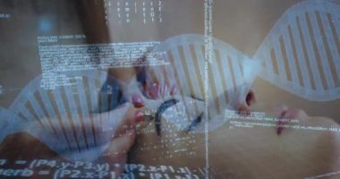 Biyoteknoloji ofisinde akıllı telefon ekranını dinleyen kadın yarı saydam DNA sarmalı ve kodu gösteriyor. Teknoloji, yenilik, dijital, araştırma, fütürist, bilim, iletişim