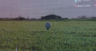Golf topu mavi tişörtte dönüyor, spor teknolojisi çizgileri, oklar ve yüzdeleri gösteriyor. Spor, kesinlik, yenilik, açık hava, teknik, modern, performans