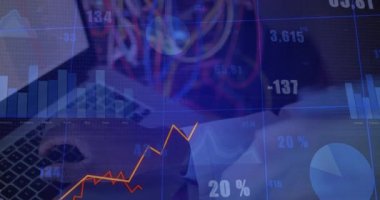 Renkli çizgi grafikleri ve çubuk grafiklerini gösteren bulanık masayı gösteren finans paneli gösteriliyor. Analizler, veri görselleştirme, teknoloji, dijital, iş dünyası, üretkenlik, arayüz