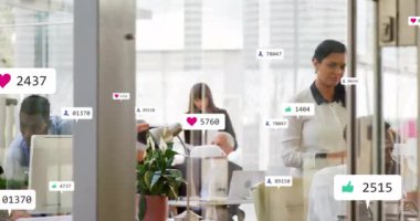 Ofiste dizüstü bilgisayarlar üzerinde işbirliği yapan iş ekibi, yüzen sosyal medya tepkime simgeleri sergiliyor. İşbirliği, takım çalışması, profesyonellik, yenilik, iletişim, modernlik, bağlantı