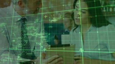 Üst düzey bir adam ofis toplantısında kadınla konuşuyor, yeşil teknoloji planları gösteriyor. İşbirliği, profesyonellik, dijital, yenilik, takım çalışması, kurumsal, beyin fırtınası