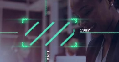 Teknoloji ofisinde akıllı telefonları dinleyen bir kadın, yeşil HUD kaplamaları arkasında çalışan iş arkadaşları. Futuristik, teknoloji, işbirliği, yenilik, dijital, iletişim, profesyonel