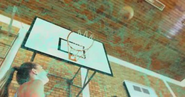 Genç bayan basketbolcu spor salonunun kenarından smaç basıyor ve animasyon spor istatistikleri gösteriyor. Atletik, spor, eylem, eğitim, fitness, rekabet, aktif giysi