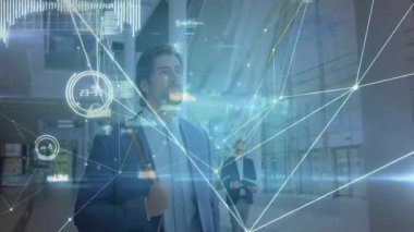 İki meslektaş lobide yürürken bilgi hatları ve düğümler teknoloji için çizelgeler hazırlıyor. Futuristik, kurumsal, modern, bağlantı, iş, finans, yüksek teknoloji