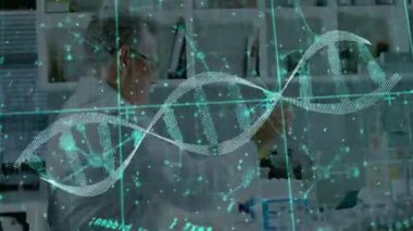 Kıdemli bilimadamı, sağlık laboratuarında, holografik DNA 'sı yüzen test tüplerine sıvı pompalıyor. Bilim, yenilik, teknoloji, araştırma, laboratuvar, veri, kesinlik