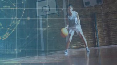 Spor salonunda top süren bayan sporcu koç siluetini AR şebeke küreleriyle gösteriyor. Spor, teknoloji, yenilik, eğitim, görselleştirme, performans, fitness
