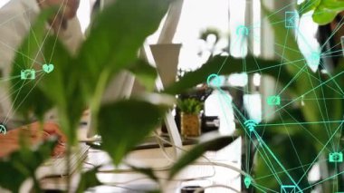 Ofis masasındaki dizüstü bilgisayarda yazan kadın, teknoloji ağı simgeleri ve satırlarını gösteriyor. Ortak çalışma, işbirliği, dijital, modern, profesyonel, bağlantı, girişim