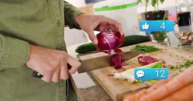 Yemek pişirmede soğan dilimleyen, sosyal medya tepkisi simgelerini gösteren bir kadın. Mutfak, gıda hazırlığı, modern mutfak, sağlıklı gıda, yaşam tarzı, tazelik, kırsal