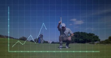 Olgun erkek golfçü golf topunun üzerine dizlerinin üzerine çöküp spor veri tablolarını örtüyor. Sporcu, analiz, dijital, hassas, açık hava, rekabet, performans