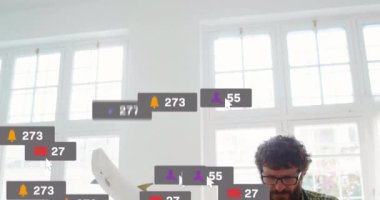 Stüdyoda balık heykeli oyan bir zanaatkar. Başında animasyon dijital pazarlama simgeleri yüzüyor. Sanatçı, heykel, işçilik, yaratıcılık, atölye, dijital bağlılık, sanatsal