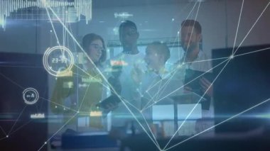 Ekip teknoloji ofisinde işbirliği yapıyor, tabletlerdeki yüzen arayüzleri ve ağ çizelgelerini inceliyor. Teknoloji, takım çalışması, yenilik, dijital, profesyonel, gelecekçi, iletişim