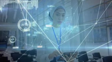 Ofis lobisinde el bilgisayarı tableti kullanan bir kadın holografik teknoloji ağı çizelgelerini izliyor. Gelecekçi, yenilikçi, bağlantı, teknoloji, kurumsal, modern, dijital