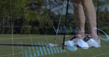 Golfçü alt bacakları yeşile boyarken, üç boyutlu çizgi grafikleri ve pasta grafikleri gösterilirken görselleştiriliyor. Atletik, hassas, analitik, spor, açık hava, modern, rekabetçi