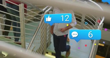 İş adamları ofiste spiral merdivenlere tırmanıyor, ellerinde yüzen alarmlı dizüstü bilgisayarlı telefon kalemi tutuyorlar. İşbirliği, takım çalışması, gökdelen, şirket, yenilik, danışmanlık, modern