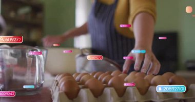 Ahşap tezgahta yumurta toplayan bir kadın, canlandırılmış ölçü kabı ve kase simgeleri gösteriyor. Mutfak, aşçılık, ev yapımı, kırsal, yerli, beslenme, işçilik