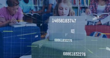 Kütüphane çalışma köşesinde çalışan sınıf arkadaşları, yüzen veri ızgaralarını gösterirken dizüstü bilgisayar kullanıyorlar. Meslektaşlar, eğitim, işbirliği, modern, akademik, gençlik, içişleri