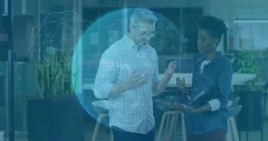 Teknisyenler açık ofiste tableti inceliyor. Ağ şekilli yüzen küreyi gösteriyorlar. İşbirliği, yenilik, teknoloji, iletişim, dijital, çalışma alanı, modern