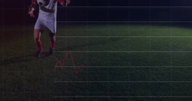 Erkek sporcu bacakları kırmızı mavi grafikli spor teknolojisi gibi ışıkların altında çimlere vuruyor. Atletik, performans, biyomekanik, dijital, gelecekçi, spor, çeviklik