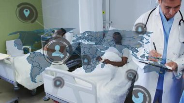Doktor ve hemşire hastane mahremiyet perdesinde dünya haritası ikonları sergiliyorlar. Tıbbi, sağlık, klinik, dijital arayüz, hasta bakımı, profesyonellik, teknoloji