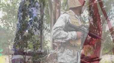 Taktik yelek giyen ve miğfer takan asker askeri eğitim ormanlarında bayrak örterek tüfek tutuyor. Ordu, savaş, strateji, savunma, teçhizat, açık hava, haşin