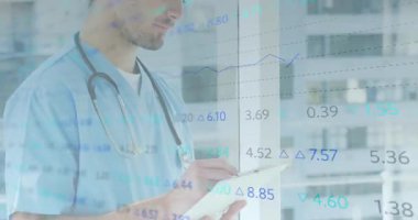 Ameliyat önlüğü giyen, cam kenarında duran steteskop takan, ölçüm çizelgeleri gösteren tıbbi uzmanlar. Sağlık, analitik, teknoloji, klinik, profesyonel, tanı, yenilik