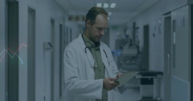 Doktor hastane koridorunda, canlandırılmış sağlık ikonları ve grafik grafikleriyle pano okuyor. Tıbbi, sağlık, profesyonel, klinik, hastane, teşhis, koridor
