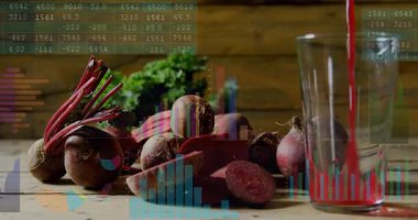 Uzun bardağa kırmızı meyve suyu döken pancar kümesi düz dizayn edilmiş verileri gösteriyor. Organik, sağlık, beslenme, minimalist, canlı, sağlıklı, doğal