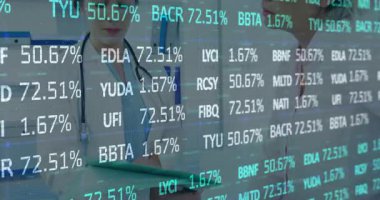 Steteskoplu bir doktor hasta şeffaf kalp sembolleri çizelgeleriyle finansmanı tartışıyor. Sağlık, finans, teknoloji, analiz, takım çalışması, yenilik, profesyonellik