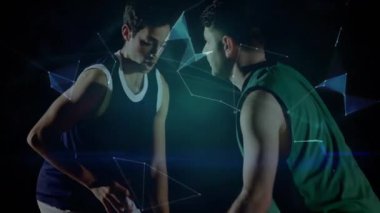 İki erkek oyuncu turuncu basketbol oynuyor ve dijital teknoloji ağı altında blokluyor. Atletizm, dijital yenilik, rekabetçi, fütürist, spor, takım çalışması, yüksek teknoloji