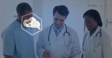 Tıbbi ekip hastane koridorunda sunucu araç simgeleriyle sanal bulut arayüzünü inceliyor. Sağlık, işbirliği, yenilik, teknoloji, profesyonellik, modern, takım çalışması