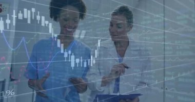 Tıbbi koridorda dokümanları inceleyen iki kadın sağlık görevlisi, animasyon tablosu gösteriyorlar. Sağlık, işbirliği, profesyonel, analitik, finansman, takım çalışması, teşhis