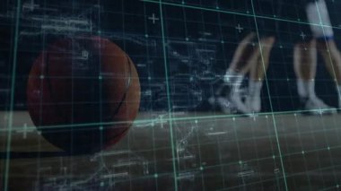 Erkek sporcu bacakları sahada duruyor, basketbolu spor ağı ve dijital diyagramlarla birleştiriyor. Sporcu, spor, rekabet, çeviklik, yenilik, biyomekanik, modern
