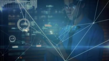 Akıllı telefonu elinde tutan adam, iş teknolojisinde bağlantı hatları olan şeffaf bir ağ görüntüsü kullanıyor. Teknoloji, yenilik, bağlantı, dijital, fütüristik, veri, sanayi