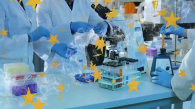 Araştırma ekibi araştırma laboratuvarında mikroskop pipetlerini ve tüp raflarını inceliyor, ağ grafiklerini gösteriyor. Bilim adamları, laboratuvar, enstrüman, analitik, araştırma, yenilik, kısır