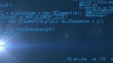 Mavi programlama kod metni, koyu mavi gradyan üzerinde parlak mercek efektiyle görüntüleniyor. Teknoloji, siber güvenlik, dijital, yenilik, yazılım, geliştirme, gelecek