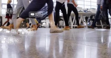 Ofis çalışanları açık planlı iş bürolarında yürüyorlar, kont paylaşım simgeleri gibi havada süzülüyorlar. Profesyonel, işbirliği, modern, kurumsal, üretkenlik, takım çalışması, dijital