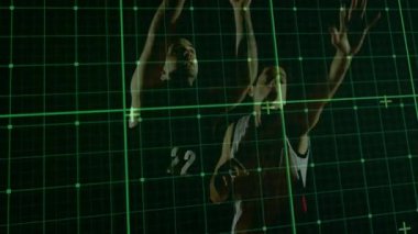 İki adam spor teknolojisi sahnesine bakıyor, neon yeşil ızgara ve basketbol potası var. Futuristik, teknoloji, spor, dijital, kentsel, modern, enerjik