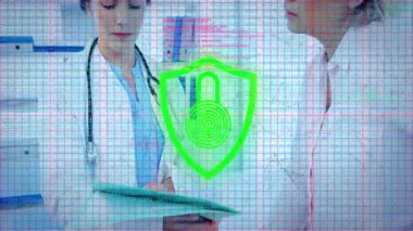 Klinikte duran iki tıbbi personel, steteskop ve veri şebekeli kırmızı kalkan ikonu gösteriyor. Sağlık, profesyonellik, işbirliği, yenilik, veri güvenliği, tıbbi teknoloji, ekip