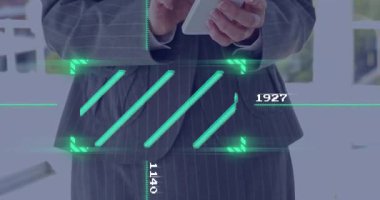 Ofiste kıdemli bir profesyonel, akıllı telefonu dinliyor, teknolojiyi dijital olarak gösteriyor. Yönetici, işletme, teknoloji, yenilik, modern, iletişim, çalışma alanı