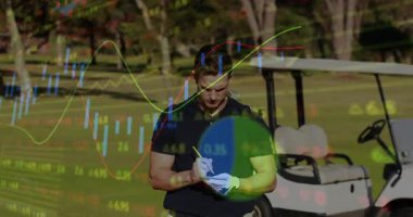 Elinde kalem tutan bir adam golf sahasının üzerinde duruyor, şeffaf finans grafiklerini gösteriyor. Atletik, profesyonel, modern, açık hava, stratejik, analitik, canlı