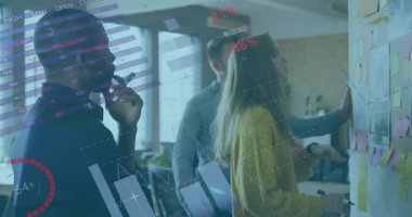 Planlama tahtasına yapışkan notlar düzenleyen üç meslektaşımız animasyon çizelgeleri ve dünya haritasını gösteriyorlar. İşbirliği, beyin fırtınası, takım çalışması, strateji, veri görselleştirme, yenilik, üretkenlik