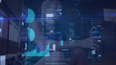 Elinde VR kulaklık tutan bir kadın teknoloji çalışma alanını keşfediyor, yüzen bar ve çizelgeleri yansıtıyor. Fütürist, dolambaçlı, analitik, yenilik, dijital, gösterişli, profesyonel