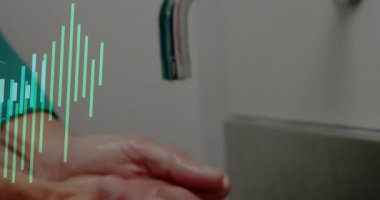 Eller akan suyun altında yakın plan çekimde, şeffaf bar çizelgeleri ve çizgi grafiklerini gösteriyor. Hijyen, sağlık, analitik, dijital, teknoloji, sağlık, temizlik